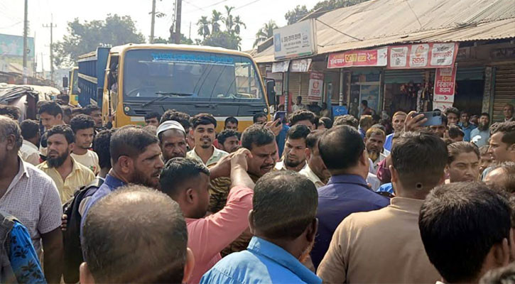 হাতীবান্ধায় সার সংকটে ক্ষুব্ধ কৃষকদের মহাসড়ক অবরোধ