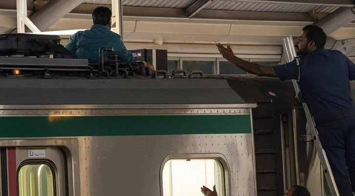 মেট্রোরেলের ছাদে উঠে পড়লেন দুজন, চলাচল বন্ধ