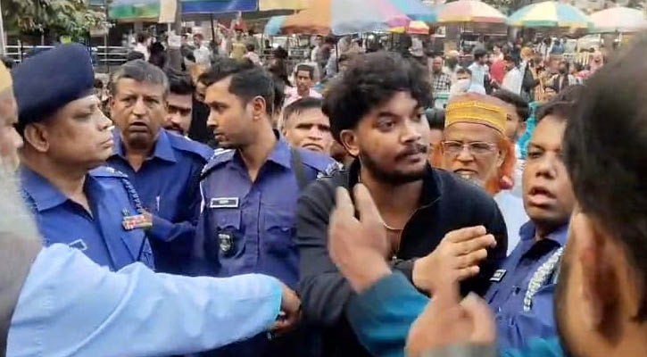 শহীদ মিনারে বাউলদের ব্যানার ছেঁড়ার ঘটনায় যুবক আটক