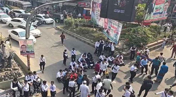 সায়েন্সল্যাব মোড় অবরোধ ঢাকা কলেজের শিক্ষার্থীদের