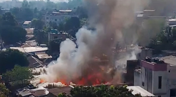 অক্সিজেন এলাকায় বস্তিতে আগুন