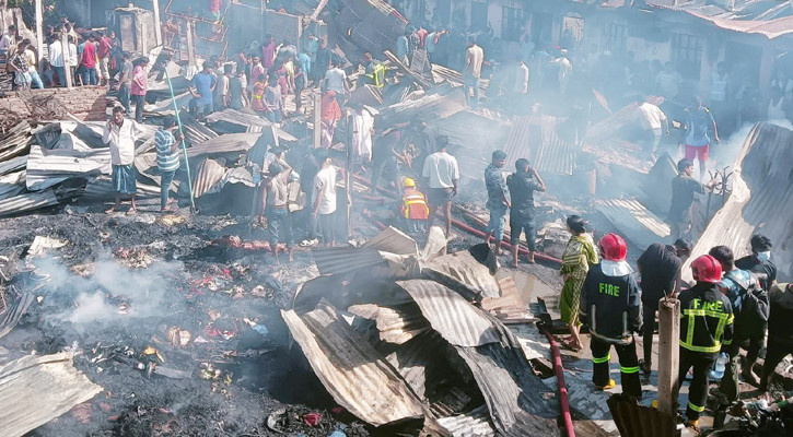 অক্সিজেন এলাকায় বস্তিতে আগুন