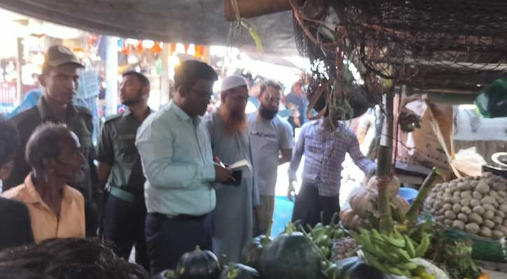 সাতকানিয়ায় ১৩ দোকানিকে জরিমানা