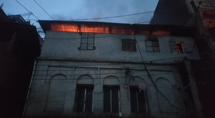 চকবাজারে ভবনের আগুন নিয়ন্ত্রণে