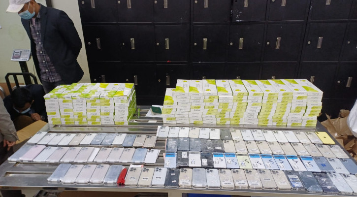 শাহজালালে আইফোনসহ ১০২ স্মার্টফোন জব্দ