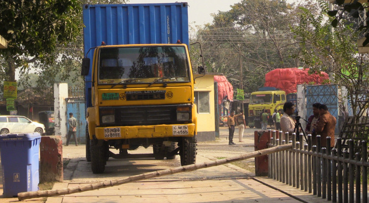 অবশেষে বুড়িমারী দিয়ে গেল ভুটানের পণ্য