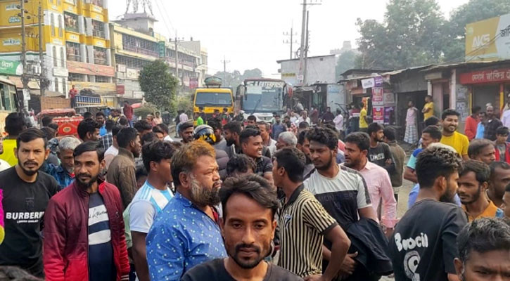 সিরাজগঞ্জে সড়ক অবরোধ করে ট্রাক শ্রমিকদের বিক্ষোভ