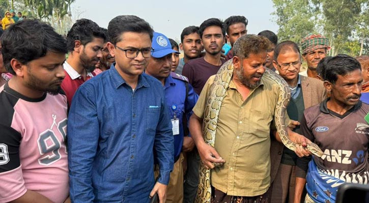 ভূরুঙ্গামারীতে ৯ ফুট লম্বা অজগর উদ্ধার