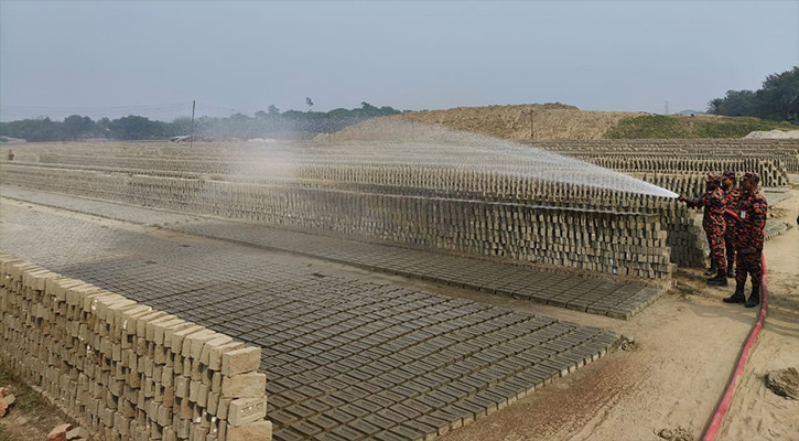 ঝিনাইদহে দুটি ভাটার ইট পানিতে নষ্ট করেছে পরিবেশ অধিদপ্তর