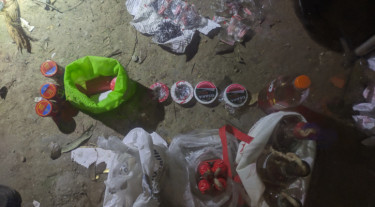 মোহাম্মদপুরে ককটেল-পেট্রোল বোমা উদ্ধার