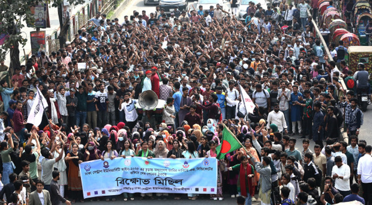 অধ্যাদেশ জারি না হওয়ায় শিক্ষার্থীদের বিক্ষোভ, সায়েন্সল্যাবে যান চলাচল বন্ধ