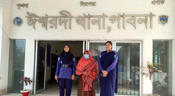 ঈশ্বরদীতে ৮ কুকুরছানা হত্যা, অভিযুক্ত নারী গ্রেপ্তার