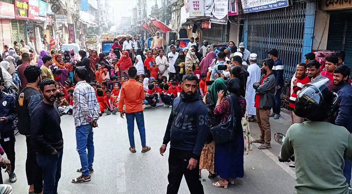 শিক্ষকদের কর্মবিরতিতে পরীক্ষা বন্ধ রাখায় শিক্ষার্থীদের সড়ক অবরোধ