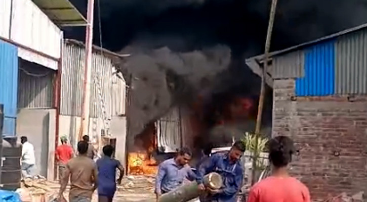 বন্দরে ককসিট কারখানায় আগুন, ২ কোটি টাকার ক্ষতি