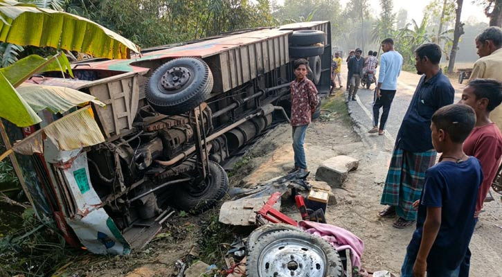 বাসের ধাক্কায় ইজিবাইকের যাত্রী নিহত, আহত ৩