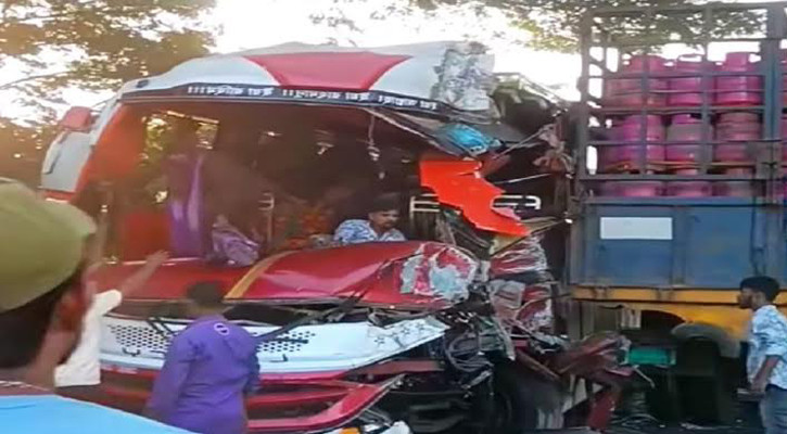 সিলেটে বাস-ট্রাক সংষর্ষে আহত ১২