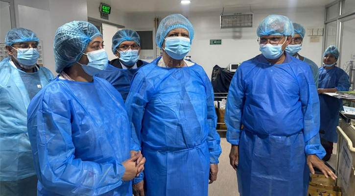 খালেদা জিয়ার স্বাস্থ্যের খোঁজ নিতে এভারকেয়ারে প্রধান উপদেষ্টা