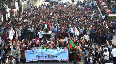 অধ্যাদেশ জারি না হওয়ায় শিক্ষার্থীদের বিক্ষোভ, সায়েন্সল্যাবে যান চলাচল বন্ধ