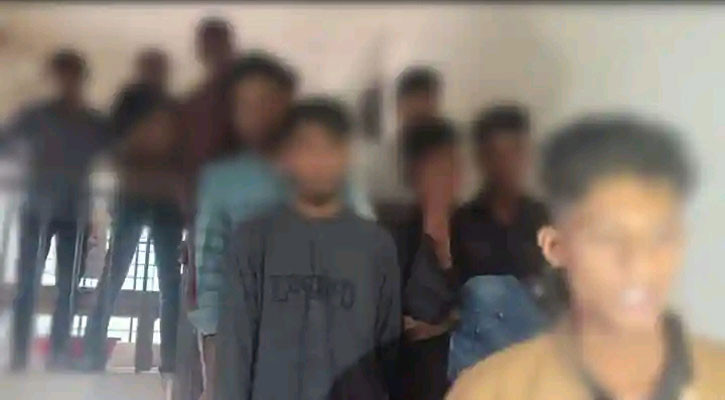 অবৈধভাবে জাতীয় পরিচয়পত্র করতে এসে আটক ২০