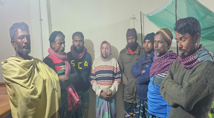 সুন্দরবনে শামুক-ঝিনুক নিধন বন্ধে অভিযান, ৪ নৌকাসহ আটক ৮