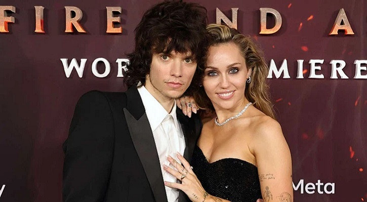 চার বছরের ছোট প্রেমিকের সঙ্গে মাইলির বাগদান