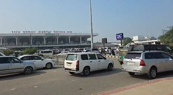 জুবাইদা রহমানকে নিতে বিমানবন্দরে গাড়িবহর