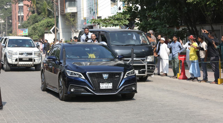 বিমানবন্দর থেকে এভারকেয়ারের পথে ডা. জুবাইদা রহমান