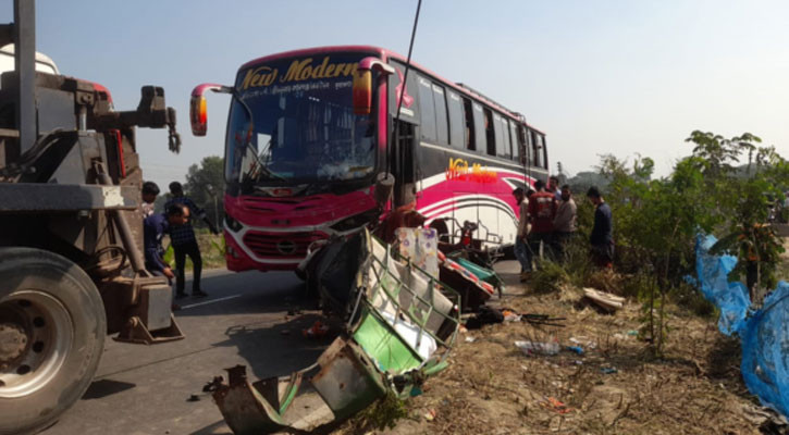 ফরিদপুরে বাসচাপায় প্রাণ গেল ৩ অটোরিকশার যাত্রীর