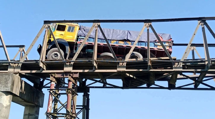 বেইলি ব্রিজ ভেঙে হবিগঞ্জে দুই উপজেলার সড়ক যোগাযোগ বন্ধ