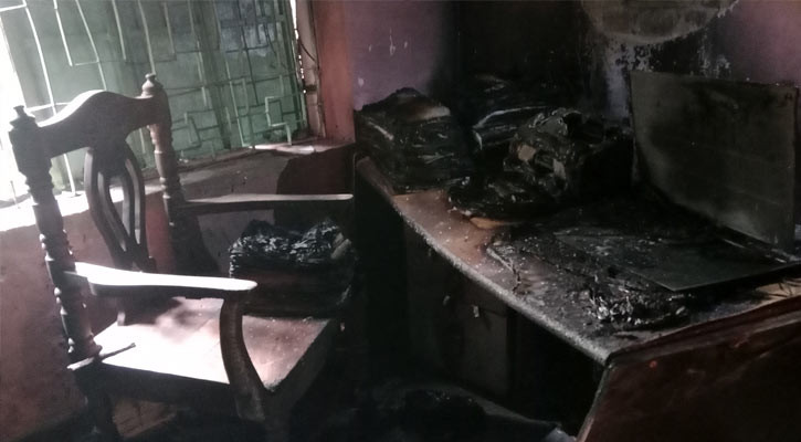 মাগুরা সদর সহকারী ভূমি কার্যালয়ে পেট্রোল বোমা নিক্ষেপ