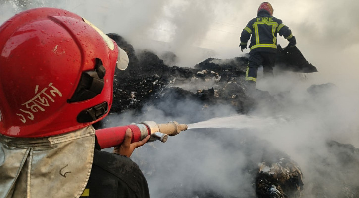 গাজীপুরে আগুনে পুড়ল ৪ ঝুট গুদাম