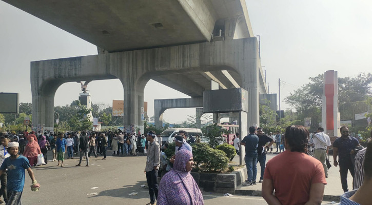 আগারগাঁওয়ের প্রধান সড়ক বন্ধ করে বিক্ষোভ করছেন মোবাইল ব্যবসায়ীরা