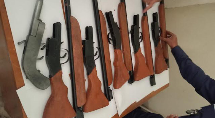 কবরস্থানে বস্তাবন্দি ব্যাগে মিলল একনলা বন্দুক-পাইপগান