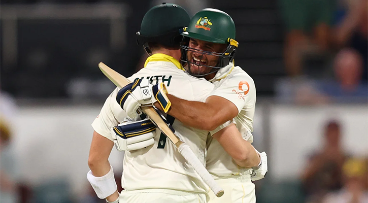 স্টোকসের লড়াই ম্লান করে দারুণ জয়ে আরও এগিয়ে গেল অস্ট্রেলিয়া