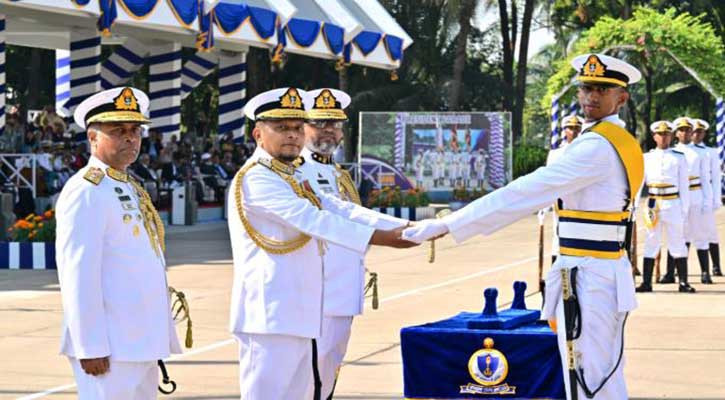 নেভাল একাডেমিতে তরুণ নৌ কর্মকর্তাদের কুচকাওয়াজ
