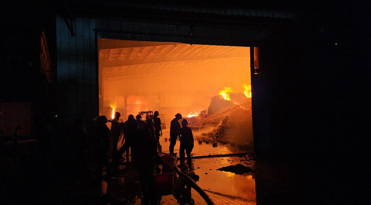 নরসিংদীতে মিলের তুলা-সুতার গোডাউনে আগুন, ক্ষতি কয়েক কোটি টাকা