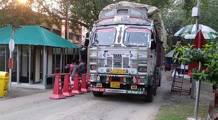 হিলি দিয়ে ভারতীয় পেঁয়াজ আমদানি, কেজিতে দাম কমলো ৩০ টাকা