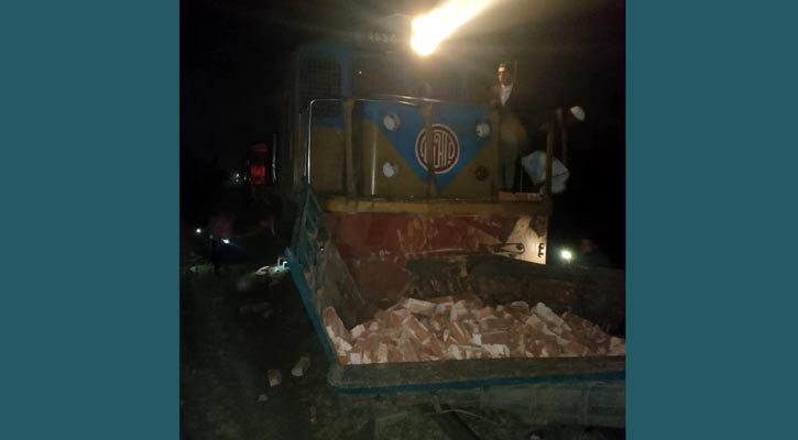 রেললাইনে উঠে পড়া ট্রাক্টরে ট্রেনের ধাক্কা, আধা ঘণ্টা পর ট্রেন চলাচল শুরু