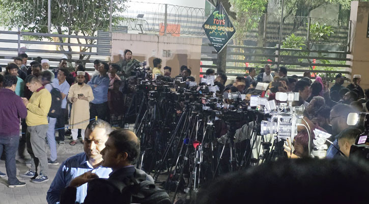 বেগম জিয়ার আপডেটেই প্রহর কাটছে সাংবাদিকদের