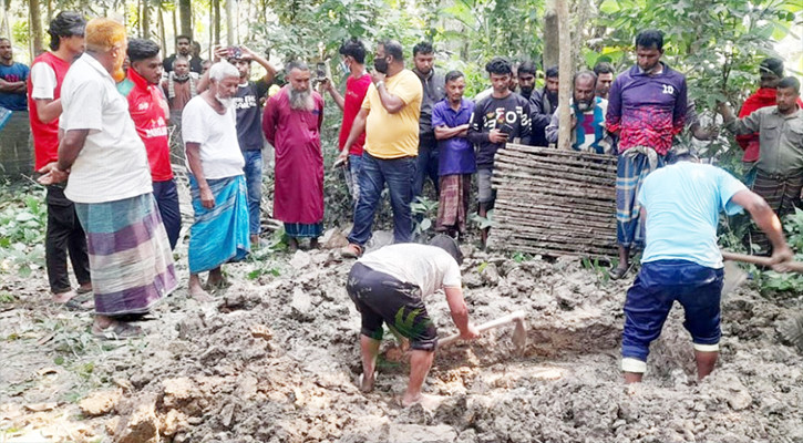 বাবাকে হত্যার অভিযোগ ইউপি সদস্যর বিরুদ্ধে, কবর থেকে লাশ উত্তোলন