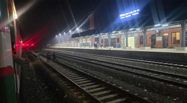 মধ্যরাতে জাহানাবাদ এক্সপ্রেসের দীর্ঘ যাত্রাবিরতি, ক্ষুব্ধ যাত্রীরা