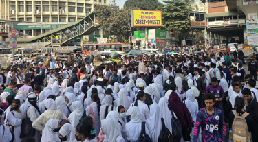 শাহবাগ অবরোধে ৫ কলেজের উচ্চমাধ্যমিকের শিক্ষার্থীরা