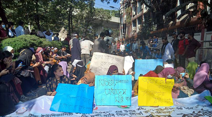 ২৪ ঘণ্টা ধরে শিক্ষা ভবন মোড়ে সাত কলেজ শিক্ষার্থীরা
