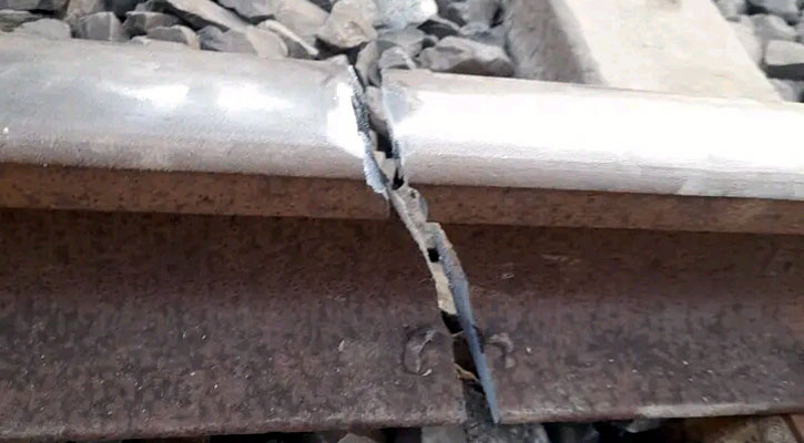 নাটোরে রেল লাইনে ফাটল