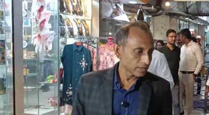 অভিযান দেখে দোকানে তালা দিলেন প্রসাধনী বিক্রেতারা!