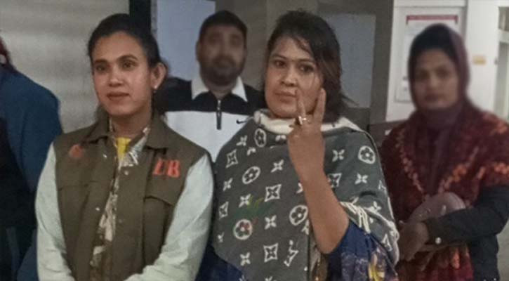 যশোরে মহিলা আওয়ামী লীগের আলোচিত নেতা মহুয়া আটক