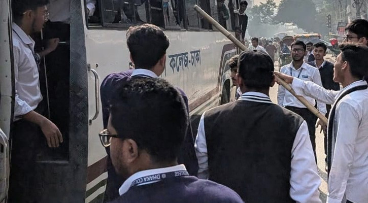 চুক্তি ভঙ্গ, ঢাকা কলেজের বাসে আইডিয়াল কলেজের শিক্ষার্থীদের হামলা