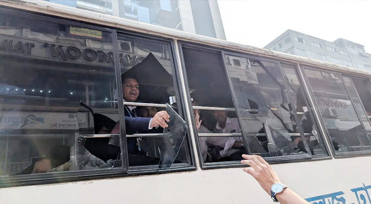 চুক্তি ভঙ্গ, ঢাকা কলেজের বাসে আইডিয়াল কলেজের শিক্ষার্থীদের হামলা