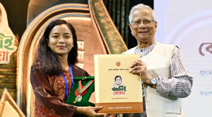 ‘এই পুরস্কার আমার জন্য স্পেশাল’—রোকেয়া পদক পেয়ে ঋতুপর্ণার উচ্ছ্বাস