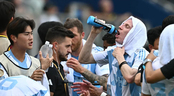 বিশ্বকাপে নতুন নিয়ম: ২২ মিনিট পরপর ‘পানি পানের বিরতি’